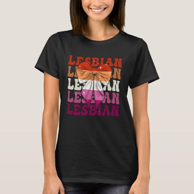 Camiseta Lesbian Flag Pride LGBTQ Girl Coquette Bow Ribbon (Frente)