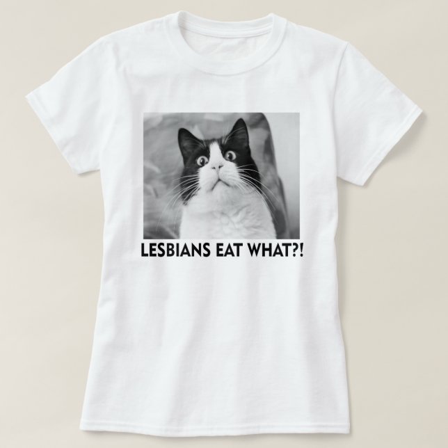 CAMISETA LESBIANOS COMEM O QUÊ!?!? (Frente do Design)