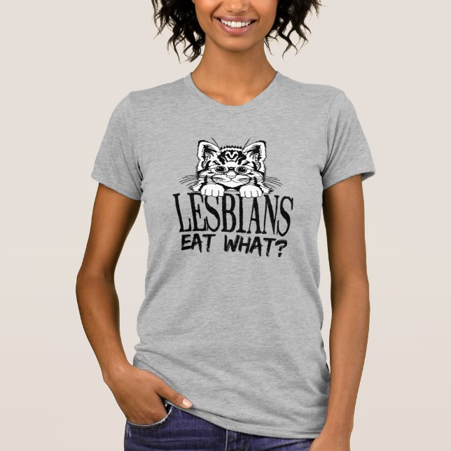 CAMISETA LESBIANOS COMEM O QUÊ? (Frente)