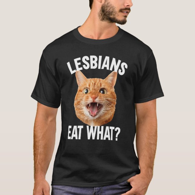 Camiseta Lesbians Eat What LGBT Cat (Frente)
