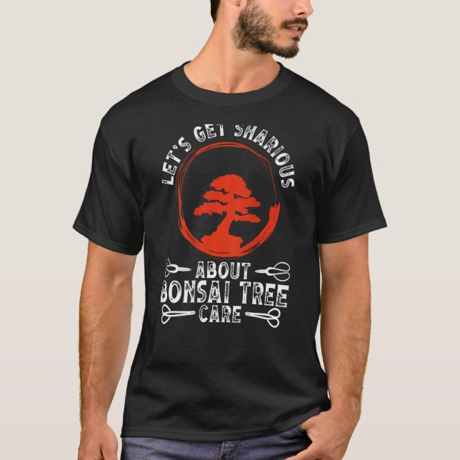 Camiseta Let S Get Sharious About Bonsai Tree Care Backprin (Frente)