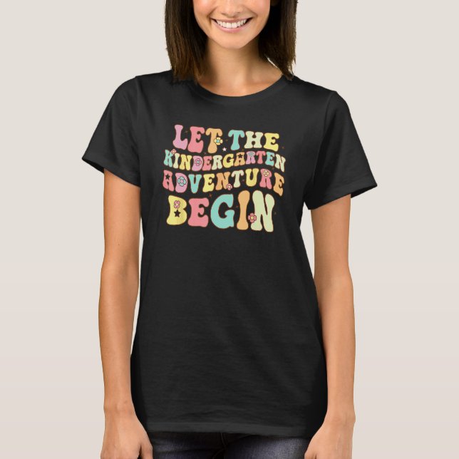 Camiseta Let The Kindergarten Adventure Begin Back To Schoo (Frente)