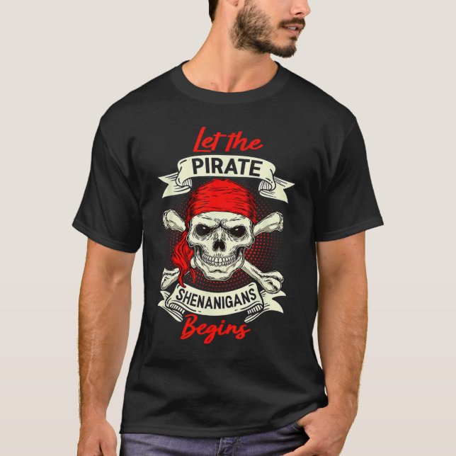 Camiseta Let The Pirate Shenanigans Begin  Crossbones Freeb (Frente)