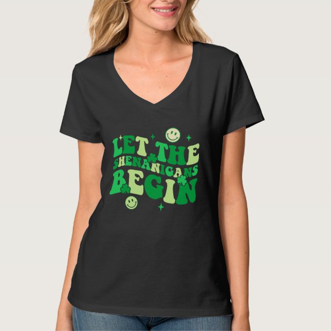 Camiseta Let The Shenanigans Begin Shamrock St Patrick's Da (Frente)