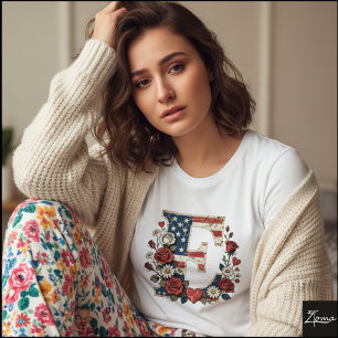 Camiseta Letra E com Coroa Floral Bandeira Distressed