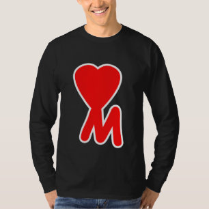 Camiseta Letra inicial M Coração Coração Coração Coração Co
