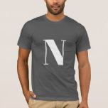 Camiseta Letra inicial | Tendência de Na moda moderna monog<br><div class="desc">Simples, na moda personalizada, camiseta inicial monográfica masculina em tipografia moderna minimalista, em branco. Um presente personalizado perfeito ou acessório de moda com um toque pessoal!</div>