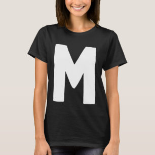 Camiseta Letra M grande e branca em negrito
