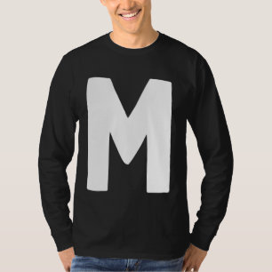 Camiseta Letra M grande e branca em negrito