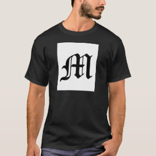 Camiseta Letra M Texto em Inglês Antigo em Plano de Fundo 