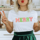 Camiseta Letra Patch Feliz Natal<br><div class="desc">Esta trendy Feliz das cartas de natal é perfeita tanto para crianças quanto para adultos. Esta camisa de Natal faz um presente perfeito,  um gafanhoto de estoque,  troca de presentes de feriado ou apenas um presente especial para você de Papais noeis.</div>