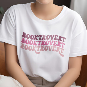 Camiseta Letra Retro-Booktrovert de Cor Rosa Multicolor com