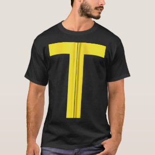 Camiseta Letra T em amarelo na parte verde do Dia das Bruxa