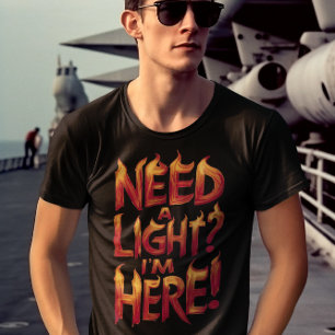 Camiseta Letras Flamejantes Precisam De Luz? Estou aqui!