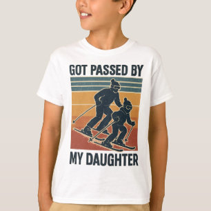 Camiseta Levado Pelo Pé Por Minha Filha Divertido Esquiando