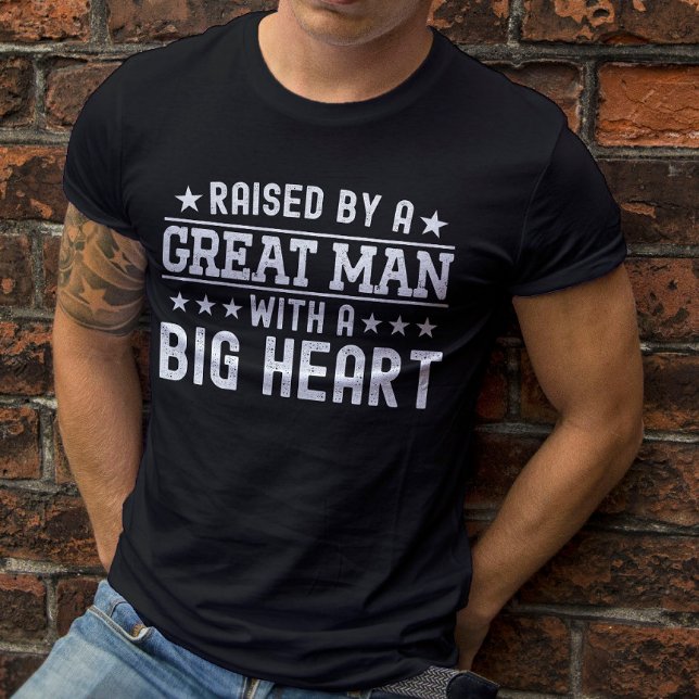 Camiseta Levantado Por Um Homem Excelente Com Um Grande Pai (Criador carregado)