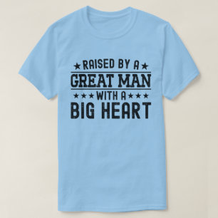 Camiseta Levantado Por Um Homem Excelente Com Um Grande Pai