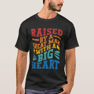 Camiseta Levantado Por Um Homem Excelente Com Uma Grande Fa