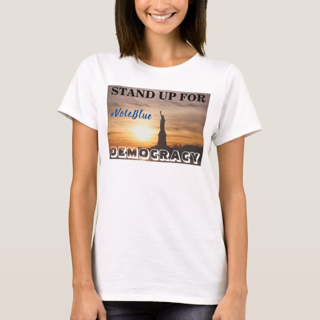 Camiseta LEVANTE-SE PARA A DEMOCRACIA #VoteBlue T-Shirt (Frente)