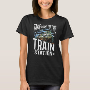 Camiseta Leve-O Para A Estação Ferroviária Do Comboio