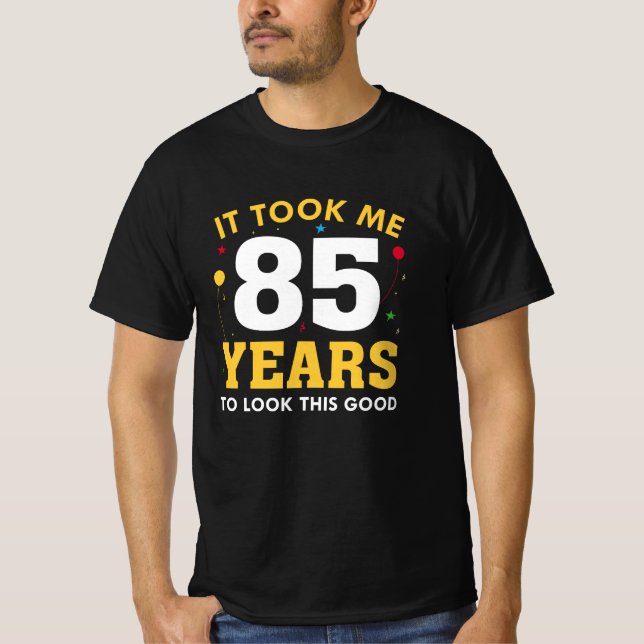 Camiseta Levei 85 Anos Para Parecer Bem (Frente)