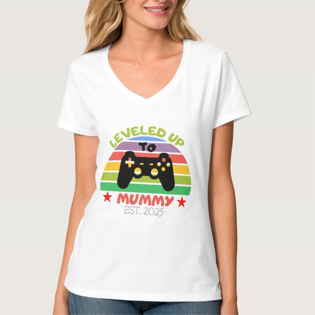 Camiseta Levei Até A Mamã Engraçado Gamer Est. 2025 Mulhere (Frente)