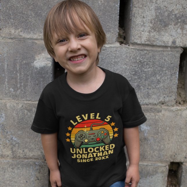 Camiseta Level 5 Unlocked Gamer Boy 5th Birthday (Criador carregado)