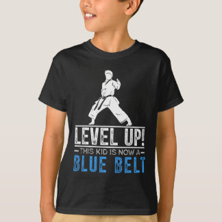 Camiseta Level Up! This Kid Is Now A Blue Belt Karate Award