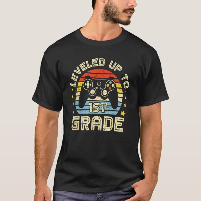 Camiseta Level Up To 1st Grade Back To School Video Game Co (Frente)