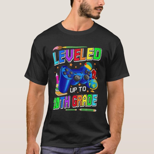 Camiseta Leveled Up To 10Th Grade Gamer Back To School Firs (Frente)