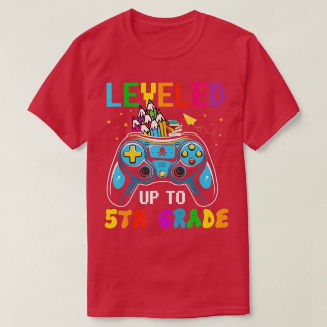 Camiseta Leveled Up To 5th Grade Game Controllers  Students (Frente do Design)