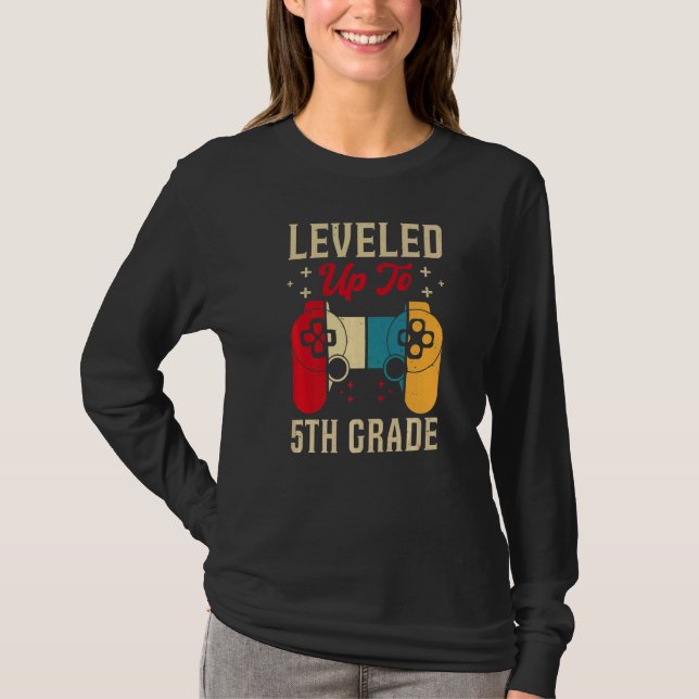 Camiseta Leveled Up To 5th Grade Gamer Back To School First (Frente)
