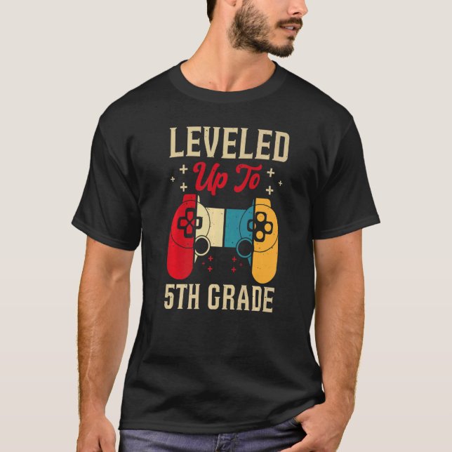 Camiseta Leveled Up To 5th Grade Gamer Back To School First (Frente)