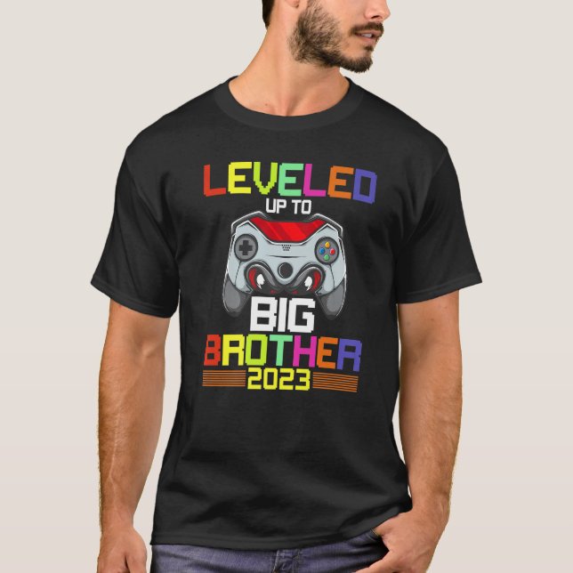 Camiseta Leveled Up To Big Brother 2023 Gamer Big Bro Boys  (Frente)