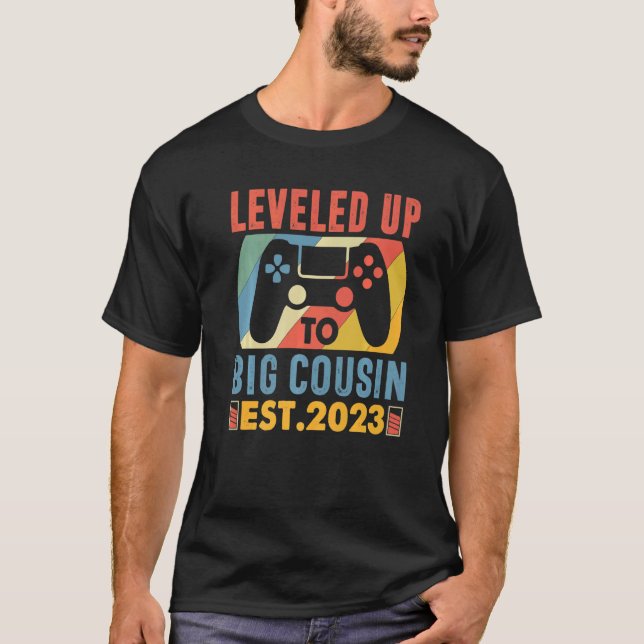 Camiseta Leveled Up To Big Cousin 2023 Promoted To Cousin 2 (Frente)