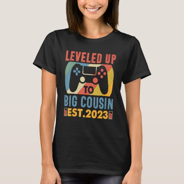 Camiseta Leveled Up To Big Cousin 2023 Promoted To Cousin 2 (Frente)