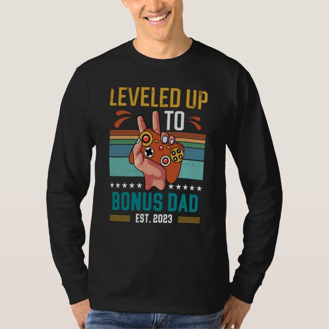 Camiseta Leveled Up to Bonus Dad 2023 New Stepdad Gamer (Frente)