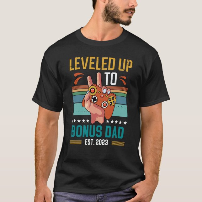 Camiseta Leveled Up to Bonus Dad 2023 New Stepdad Gamer (Frente)