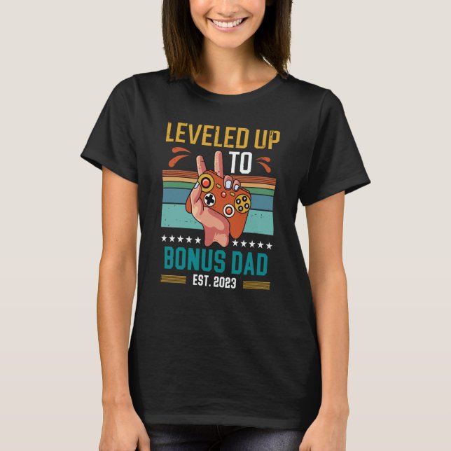 Camiseta Leveled Up to Bonus Dad 2023 New Stepdad Gamer (Frente)