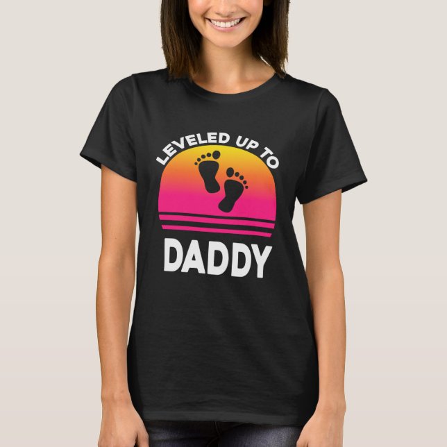 Camiseta Leveled Up to Daddy Soon to be Dad Father (Frente)
