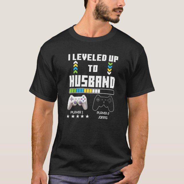 Camiseta Leveled Up To Husband Gaming Controller Couple Gam (Frente)