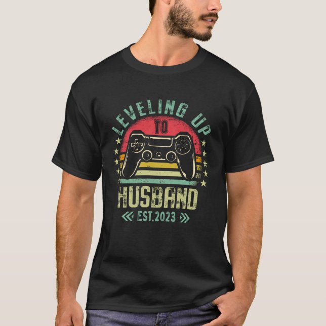 Camiseta Leveling Up To Husband 2023 Leveled Up Bachelor Pa (Frente)