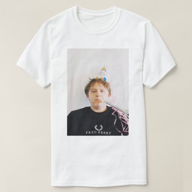 Camiseta Lewis Capaldi - Chapéu de Aniversário (Frente do Design)