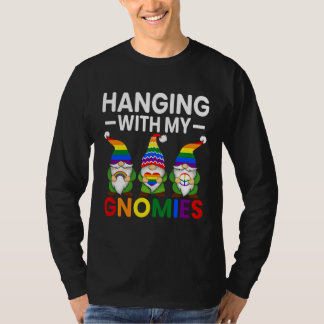 Camiseta LGBT Pride LGBTQ Rainbow Gnomies  Hanging with my 