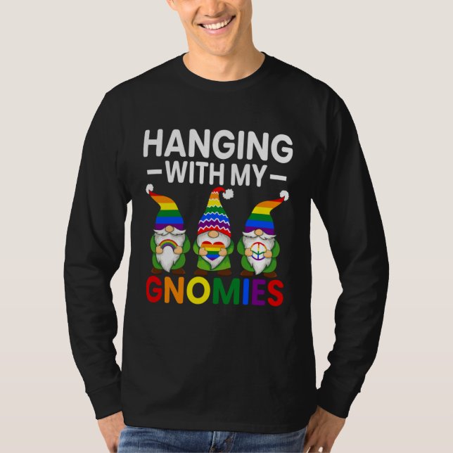Camiseta LGBT Pride LGBTQ Rainbow Gnomies  Hanging with my  (Frente)