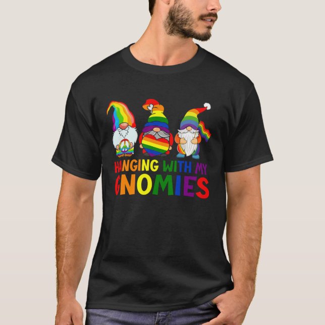 Camiseta LGBT Pride LGBTQ Rainbow Gnomies  Hanging with my  (Frente)