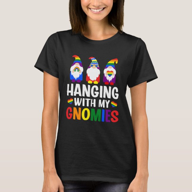 Camiseta LGBT Pride LGBTQ Rainbow Gnomies  Hanging with my  (Frente)