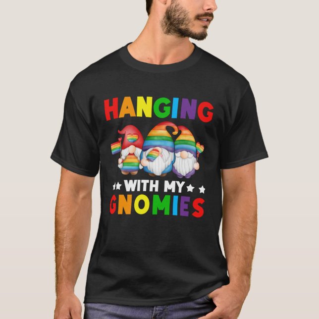 Camiseta LGBT Pride LGBTQ Rainbow Gnomies  Hanging with my  (Frente)