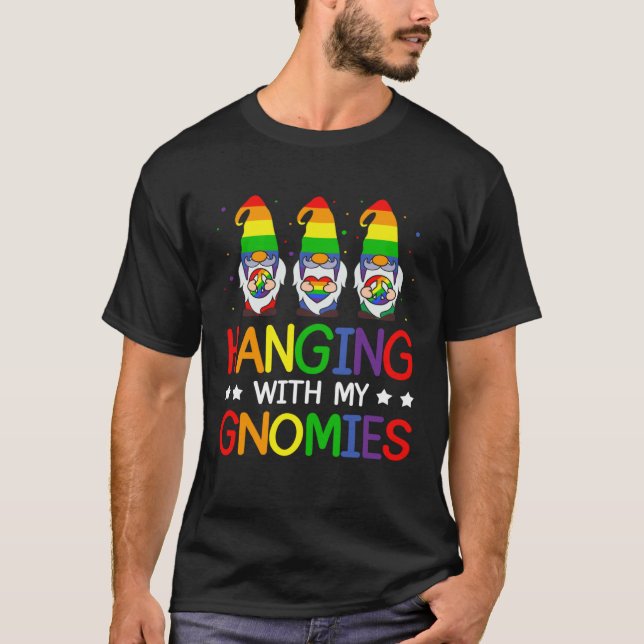 Camiseta LGBT Pride LGBTQ Rainbow Gnomies  Hanging with my  (Frente)