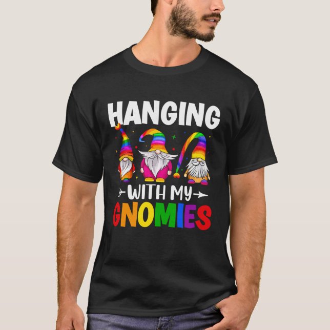 Camiseta LGBT Pride LGBTQ Rainbow Gnomies  Hanging with my  (Frente)